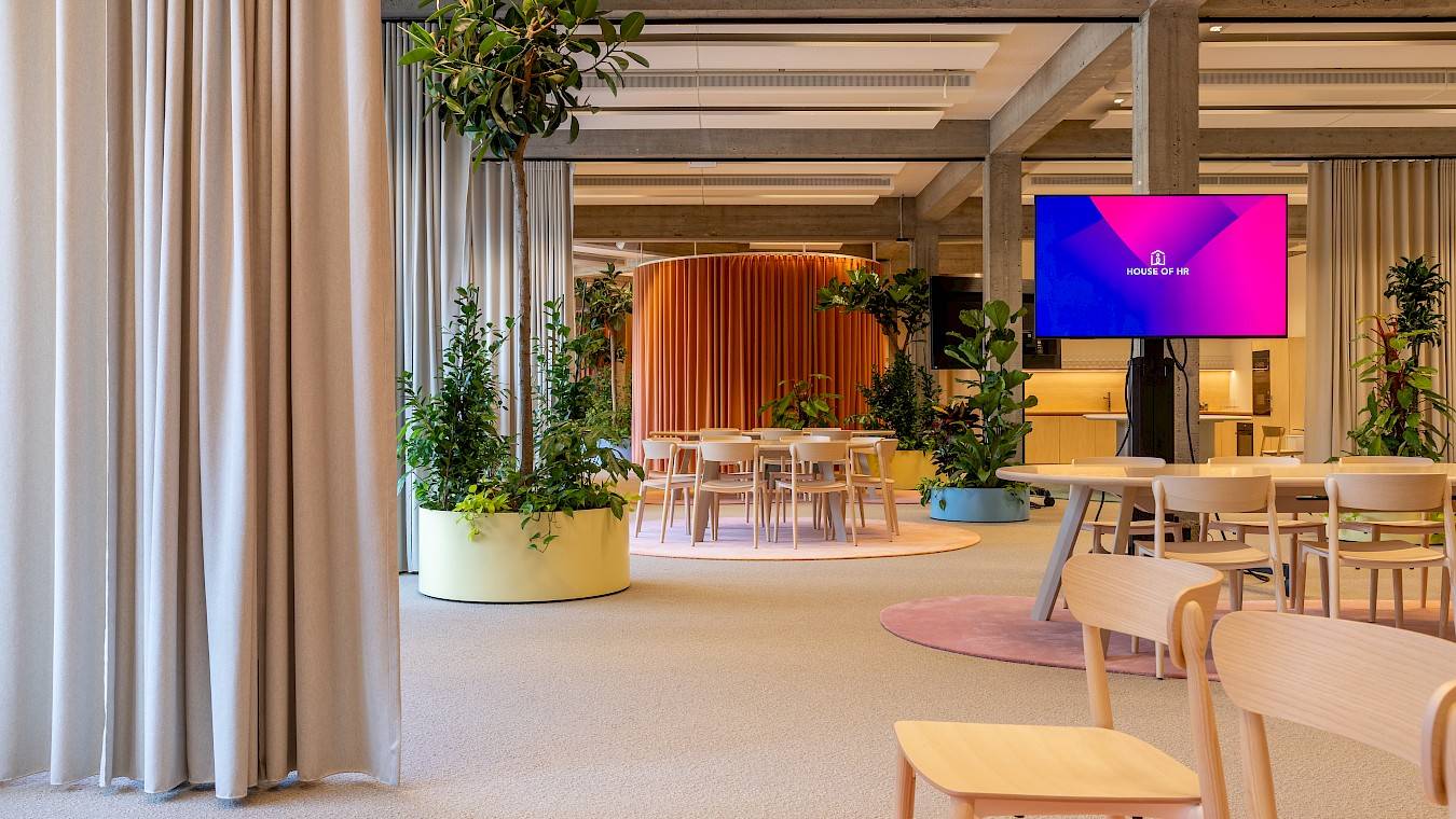 Gekleurde plantenbakken in geel en blauw met bomen en planten bij House of HR in modern Interieur