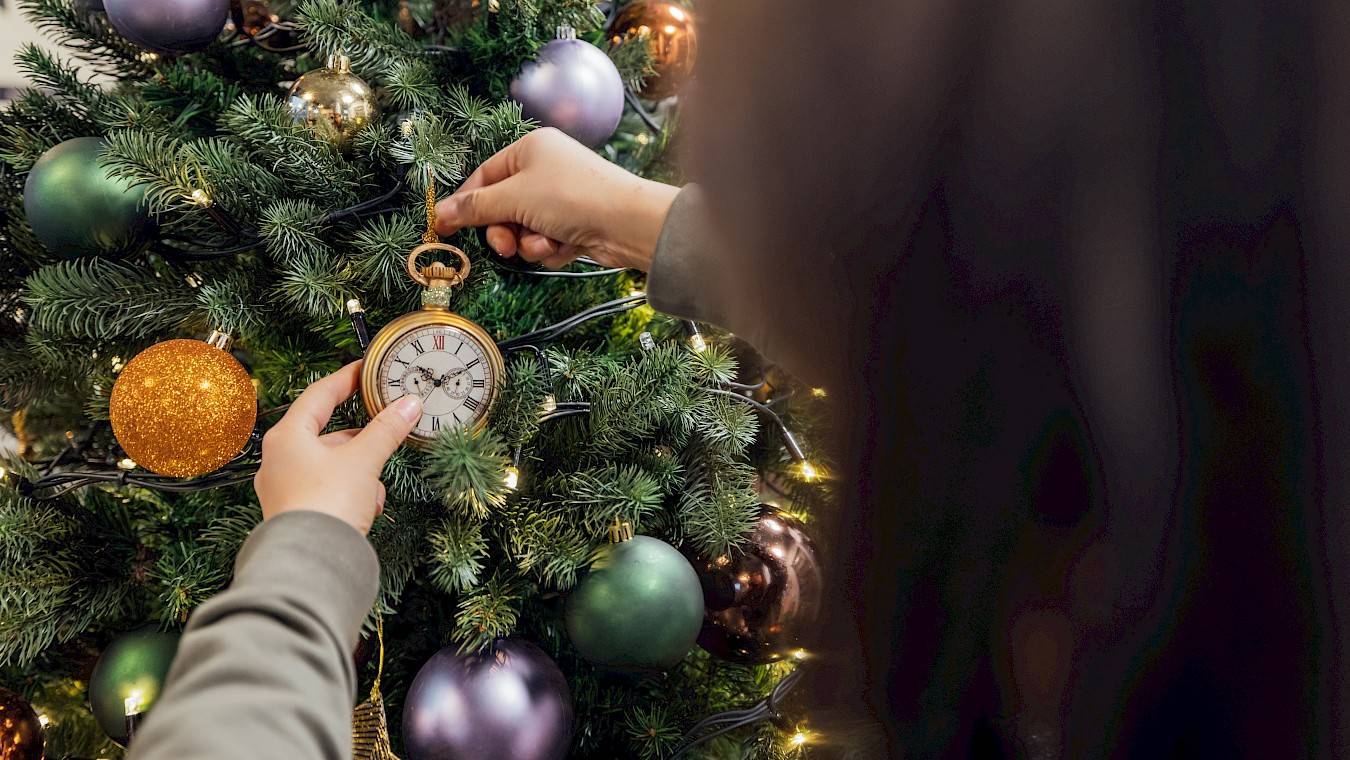 Versieren van kerstdecoratie op kantoor door Nature at work en Christmas at work